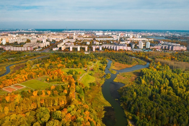 Jesienny krajobraz w Loshitsky Park w Mińsku na BiałorusiZłota jesień