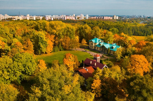 Jesienny krajobraz w Loshitsky Park w Mińsku na BiałorusiZłota jesień