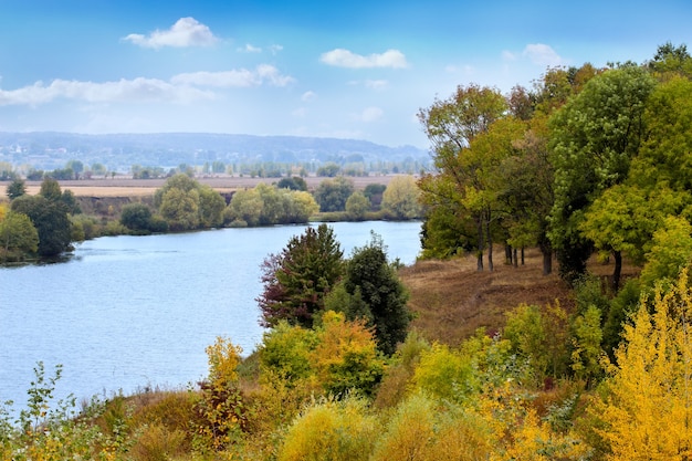 Jesienny Krajobraz Z Rzeką I Lasem Na Brzegu Rzeki