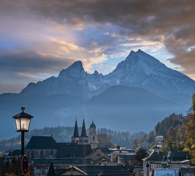 Jesienny mglisty dzień miasto Berchtesgaden i Watzmann na górze Niemcy