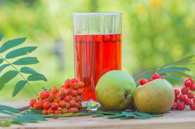 Jesienny napój leczniczy, jabłka i jagody jarzębiny.