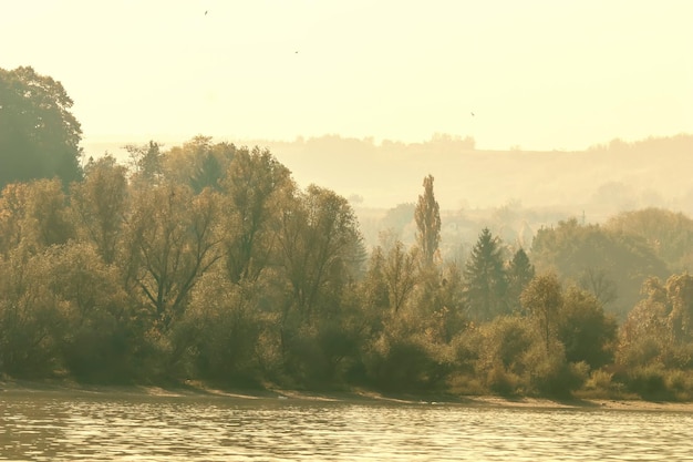 Jesienny poranek nad rzeką, poranek, mgła, jesień, rzeka tafli wody