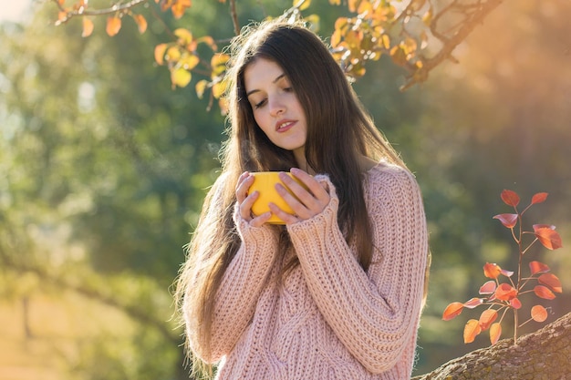 Jesienny portret dziewczyny z żółtą filiżanką