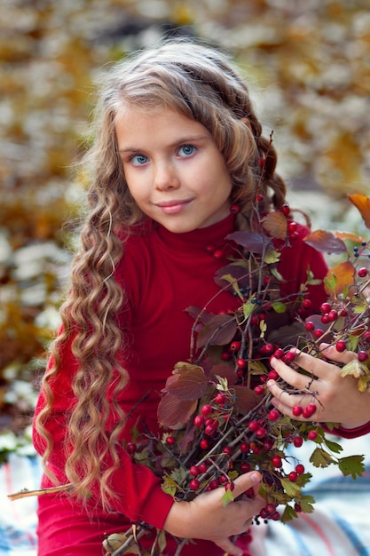 jesienny portret pięknej dziewczyny