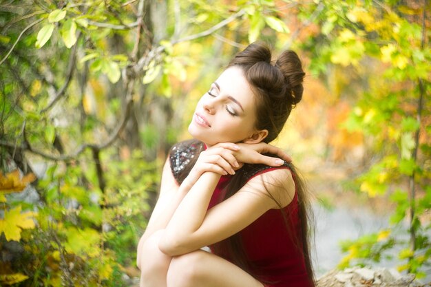Jesienny portret pięknej młodej kobiety na naturze