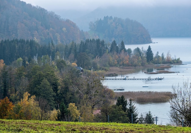 Jesienny widok na alpejskie jezioro Mondsee z tarasów Raststation Mondsee Austria