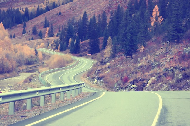 jesienny widok na autostradę, krajobraz podróży wolności