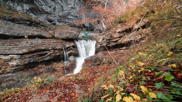 Jesienny widok na kanion Aisclo w Parku Narodowym Ordesa y Monte Perdido, z Rio Bellos