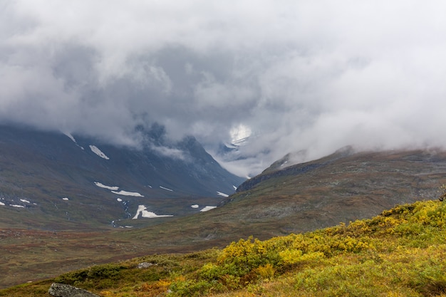 Jesienny widok na Park Narodowy Sarek, Laponia, hrabstwo Norrbotten, Szwecja, w pobliżu granicy z Finlandią, Szwecją i Norwegią. selektywna ostrość