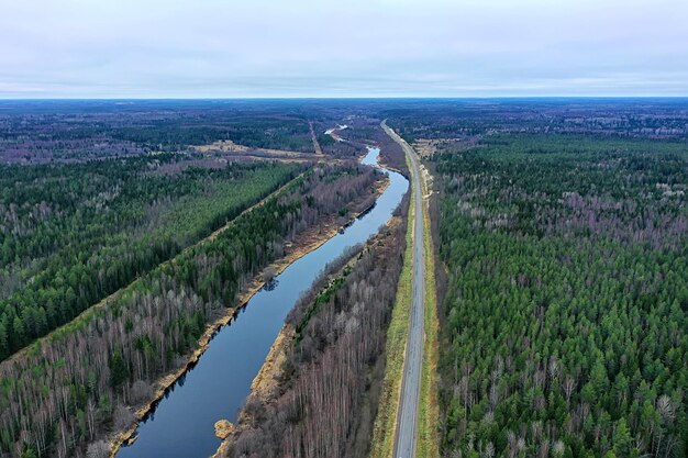 jesienny widok rzeki z lasu dronów, panorama krajobrazu z lotu ptaka