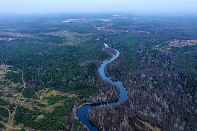 jesienny widok rzeki z lasu dronów, panorama krajobrazu z lotu ptaka