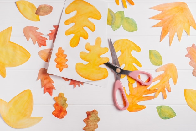 Jesienny wieniec z papieru krok po kroku. Krok 2: Ostrożnie wytnij każdy liść nożyczkami, widok z góry