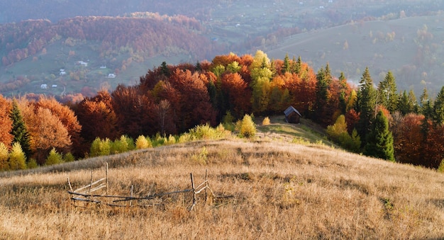 Jesieński krajobraz w górskiej wiosce