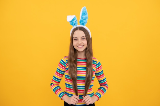 Jest niedziela dziecko w stroju królika czas na zabawę urocze dziecko w zabawnych uszach zające wielkanoc wiosna wakacje szczęśliwa nastolatka nosi uszy królika szczęśliwe wielkanoc dzieciństwo szczęście