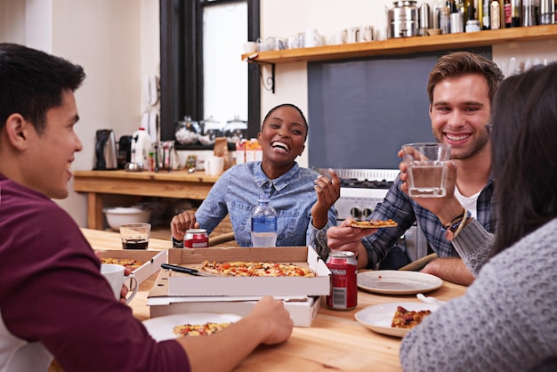 Jest Pizza Dla Wszystkich Przycięte Zdjęcie Grupy Przyjaciół Wspólnie Delektujących Się Pizzą