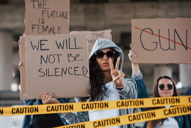 Jesteśmy różni, ale nasze prawa są równe Grupa kobiet feministów protestowała na zewnątrz