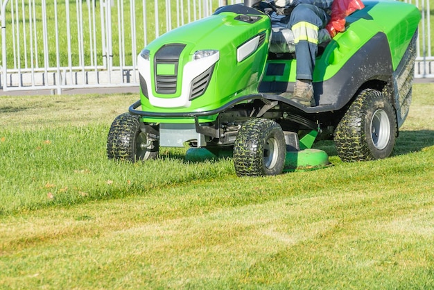 Jeździć kosiarka kosi zieloną świeżą trawę