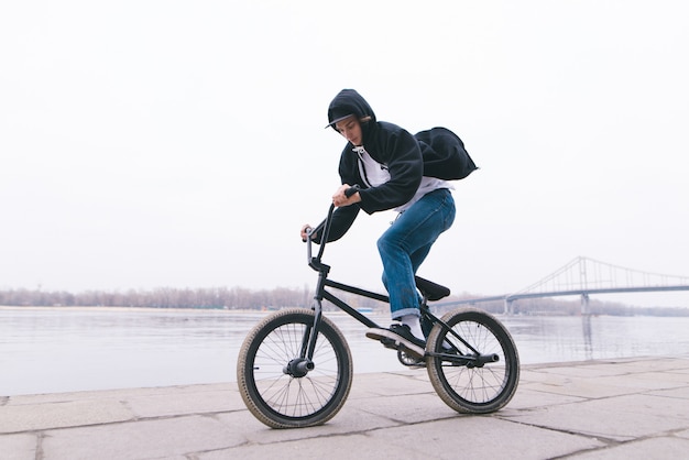 Jeździec BMX jeździ na rowerze na świeżym powietrzu. Koncepcja BMX. styl uliczny