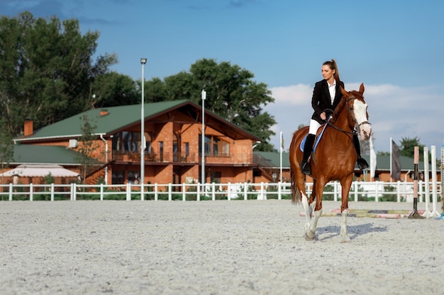 Jeździec elegancka kobieta jedzie na koniu na zewnątrz