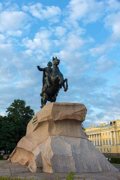 Jeździec z brązu konny pomnik piotra wielkiego o świcie w sanktpetersburgu w rosji