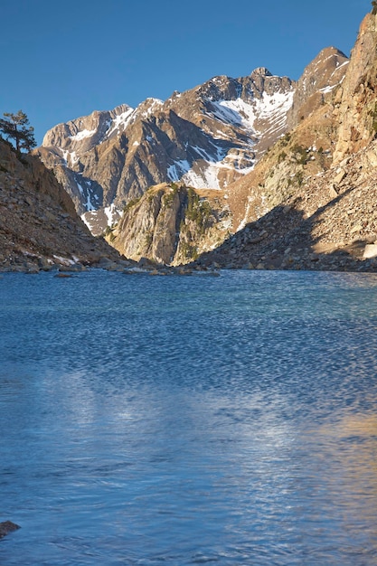 Zdjęcie jeziora arriel w dolinie tena