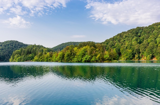 Jeziora Plitwickie w Chorwacji piękny letni krajobraz z turkusową wodą