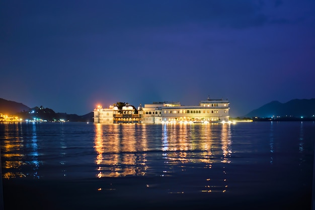 Jeziorny pałac pałac na Jeziornym Pichola w zmierzchu, Udaipur, Rajasthan, India