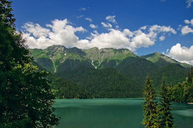 Jeziorny Ritsa Przy Górami W Abkhazia