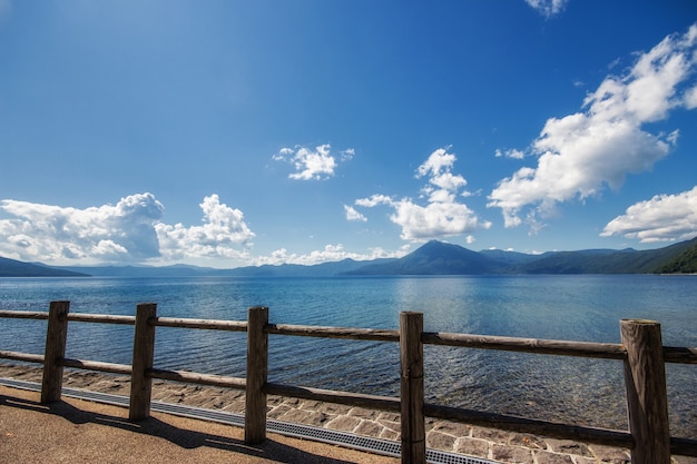 Jeziorny Shikotsu w hokkaidu przy Japonia