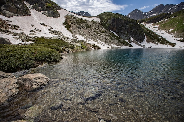 Jezioro Alpejskie w górach Kaukazu