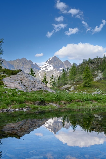 Jezioro alpejskie z odbiciem góry