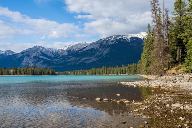 Jezioro Annette Jezioro Brzeg pla?y Pyramid Mountain odbicie nad jeziorem Park Narodowy Jasper