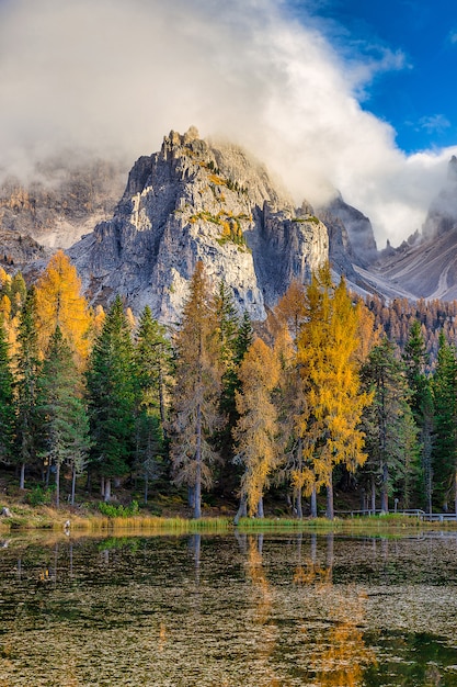 Jezioro Antorno w Alpach Dolomitów i kolorowe drzewa jesienią, Włochy