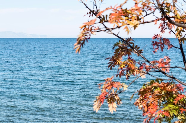 jezioro Bajkał latem i jesienią