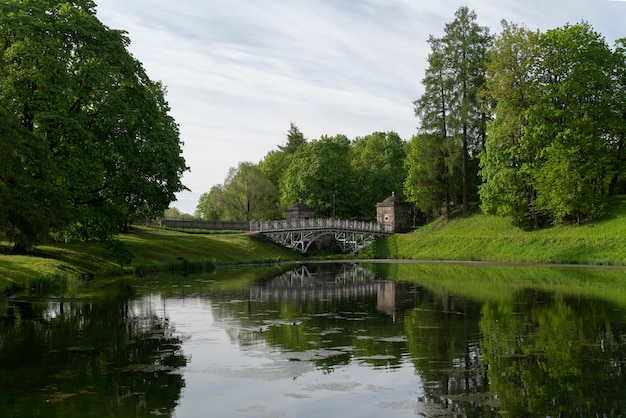 Jezioro Białe w Parku Gatchina i kamienny most na placu Konetable w słoneczny letni dzień Gatchina Region Leningradu Rosja