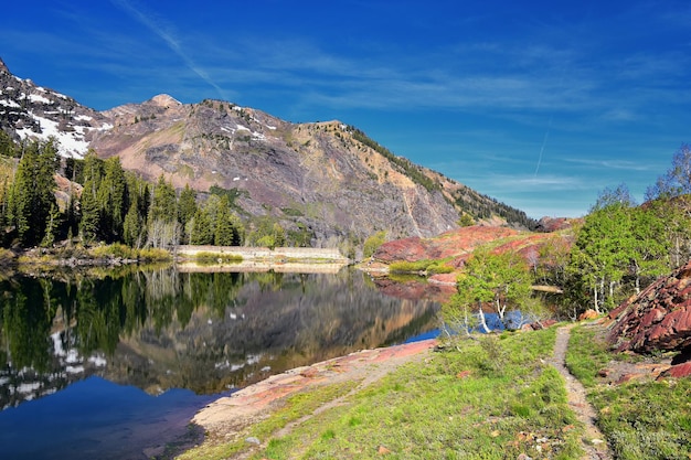 Zdjęcie jezioro blanche panorama wasatch przed skalistymi górami bliźniacze szczyty pustynia duży kanion cottonwood utah