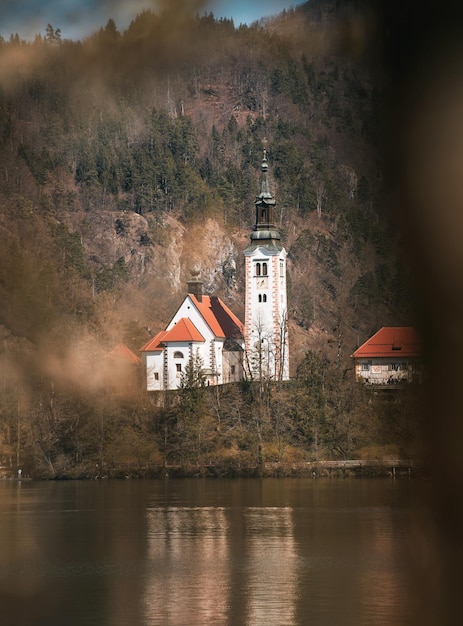 Jezioro Bled Urzekająca mieszanka przyrody i historii z alpejskimi górami, malowniczy kościół na wyspie i zamek