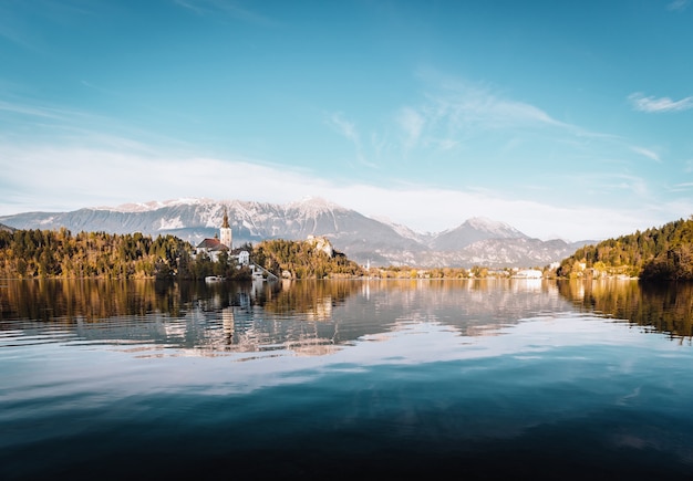Jezioro Bled w alpejskich górach jesienią pod błękitnym niebem