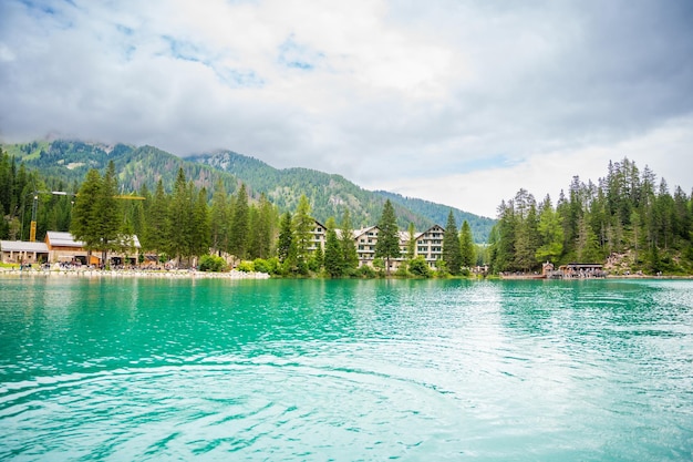 Jezioro braies i historyczny hotel pragser wildsee w dolomitach prags w południowym tyrolu, we włoszech