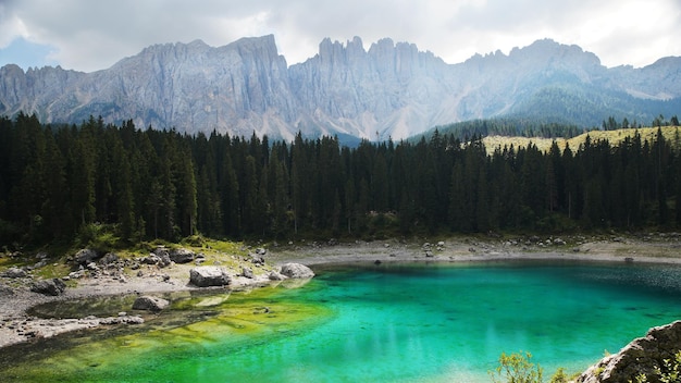 Jezioro Carezza W Alpach Dolomitowych We Włoszech