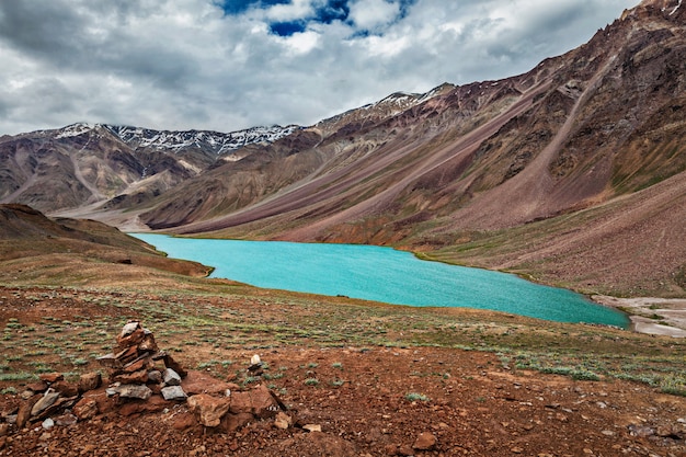 Jezioro Chandra Tal w Himalajach