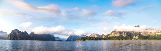 Jezioro Cheow Lan, Park Narodowy Khao Sok W Tajlandii