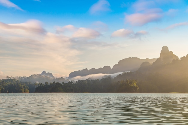 Jezioro Cheow Lan, Park Narodowy Khao Sok W Tajlandii