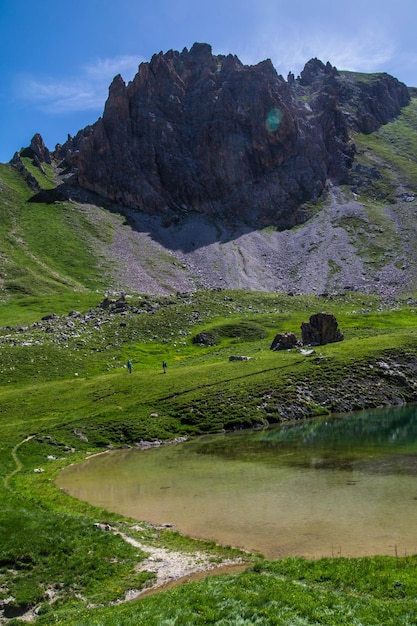 Jezioro clausis ceillac inqeyras w hautes alpes we francji
