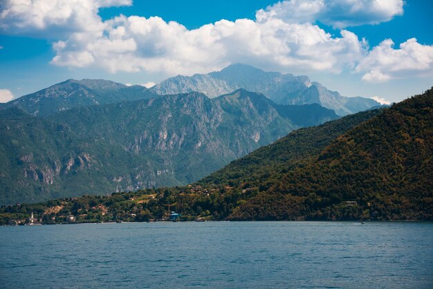 Jezioro Como we Włoszech Naturalny krajobraz z górami i niebieskim jeziorem