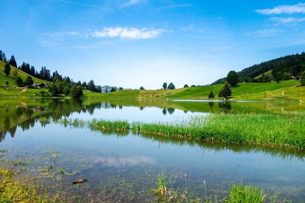 Jezioro Confins i krajobraz górski w La Clusaz, Górna Sabaudia, Francja