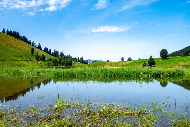 Jezioro Confins i krajobraz górski w La Clusaz Hautesavoie we Francji