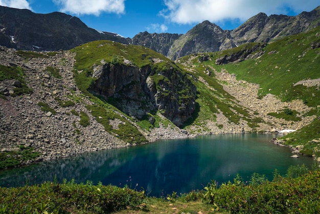 Jezioro Dukka Rybka na Północnym Kaukazie w słoneczny letni dzień Arkhyz KarachayCherkessia Rosja