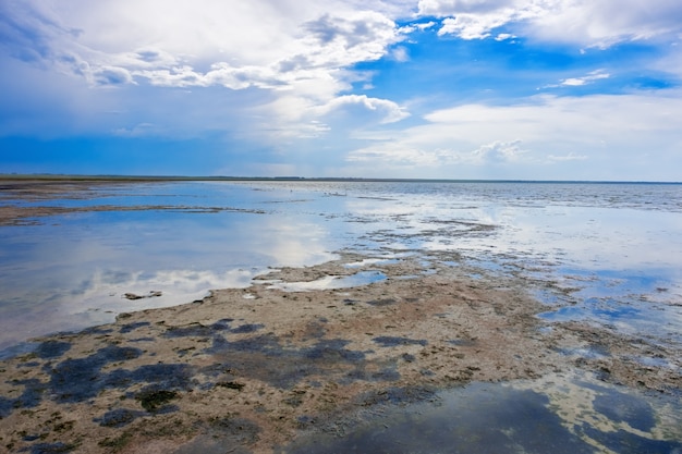 Jezioro Ebeyty, słone jezioro w regionie Omsk, zawiera błoto lecznicze