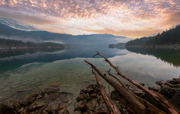 Jezioro Eibsee z pasmem górskim Zugspitze